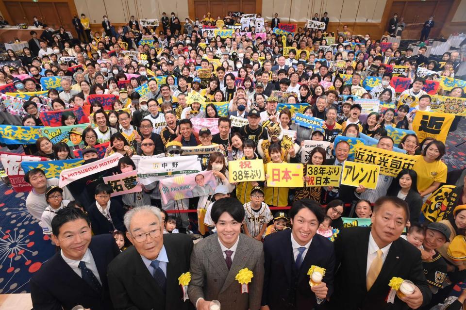 　阪神タイガース祝勝パーティーに集まったファンとともに乾杯する（左から）サンテレビ・湯浅アナ、デイリースポーツ評論家・若生氏、中野、近本、デイリースポーツ・藤谷社長（撮影・伊藤笙子）