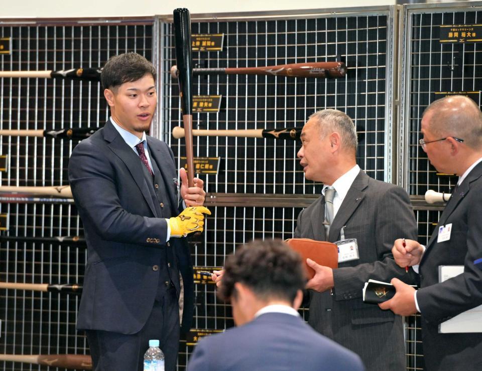 　バット担当者と話す佐藤輝（左）＝撮影・立川洋一郎