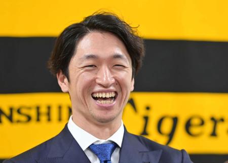 　契約更改後の会見の席で笑顔を見せる近本（撮影・立川洋一郎）