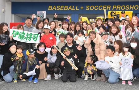 　詰めかけたファンと共に「バモスポーズ」で記念写真に納まる伊藤将（中央）＝撮影・高部洋祐