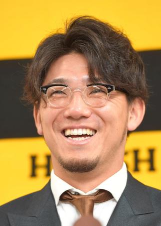 　笑顔で会見する伊藤将（撮影・高部洋祐）