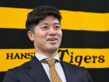 　契約更改を終えて会見に臨む坂本（撮影・立川洋一郎）