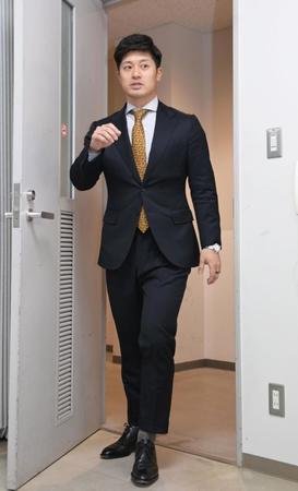 　契約更改を終えて会見の席へと向かう坂本（撮影・立川洋一郎）