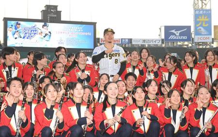 　ブラスバンド部員と一緒に記念写真に納まる佐藤輝（撮影・高部洋祐）