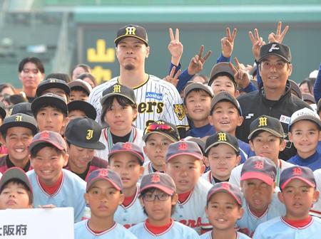 　ミズノドリームカップ出場の球児らと記念写真に納まる佐藤輝（撮影・高部洋祐）