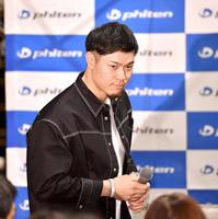 　イベントに登場する佐藤輝（撮影・中田匡峻）　