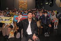 　イベントに参加したファンとバモスポーズを決める佐藤輝（撮影・中田匡峻）