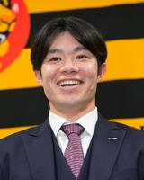 　契約を更改し会見で笑顔を見せる中野（撮影・立川洋一郎）