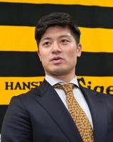 　契約を更改し取材に応じる坂本（撮影・立川洋一郎）