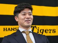 　契約更改を終えて会見に臨む坂本（撮影・立川洋一郎）