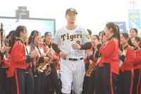 　ブラスバンド部員との記念撮影を終え、引き揚げる佐藤輝（中央）＝撮影・高部洋祐