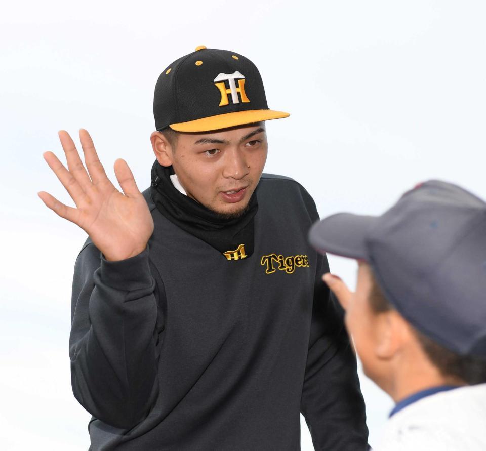 　子どもたちとハイタッチを交わす井上