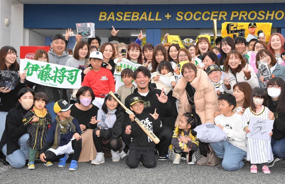 　詰めかけたファンと共に「バモスポーズ」で記念写真に納まる伊藤将（中央）＝撮影・高部洋祐