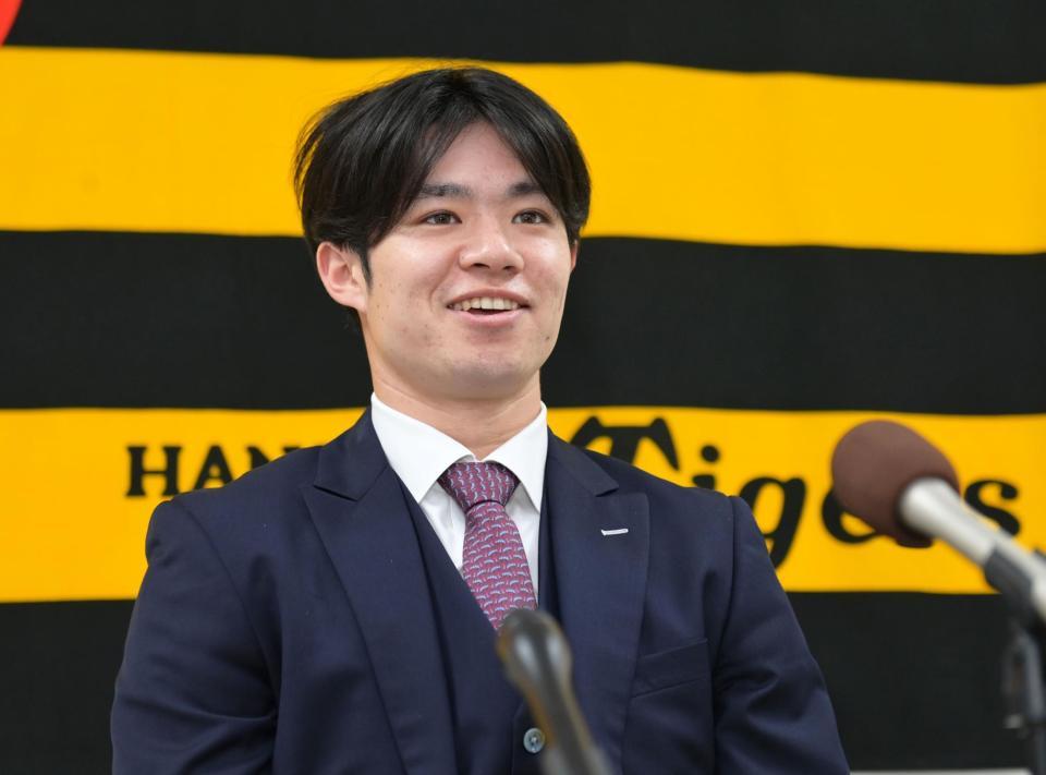 　契約を更改し会見に臨む中野（撮影・立川洋一郎）