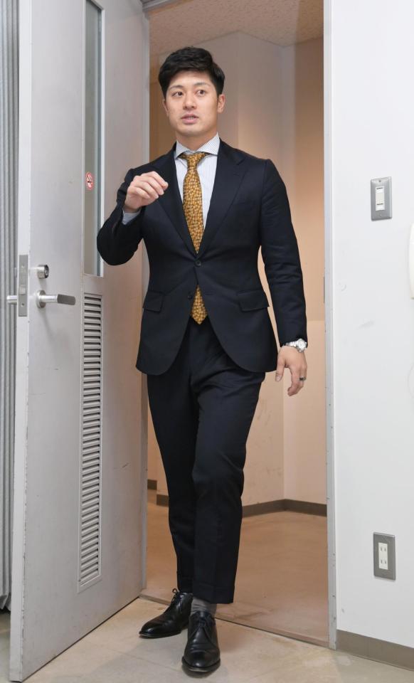 　契約更改を終えて会見の席へと向かう坂本（撮影・立川洋一郎）