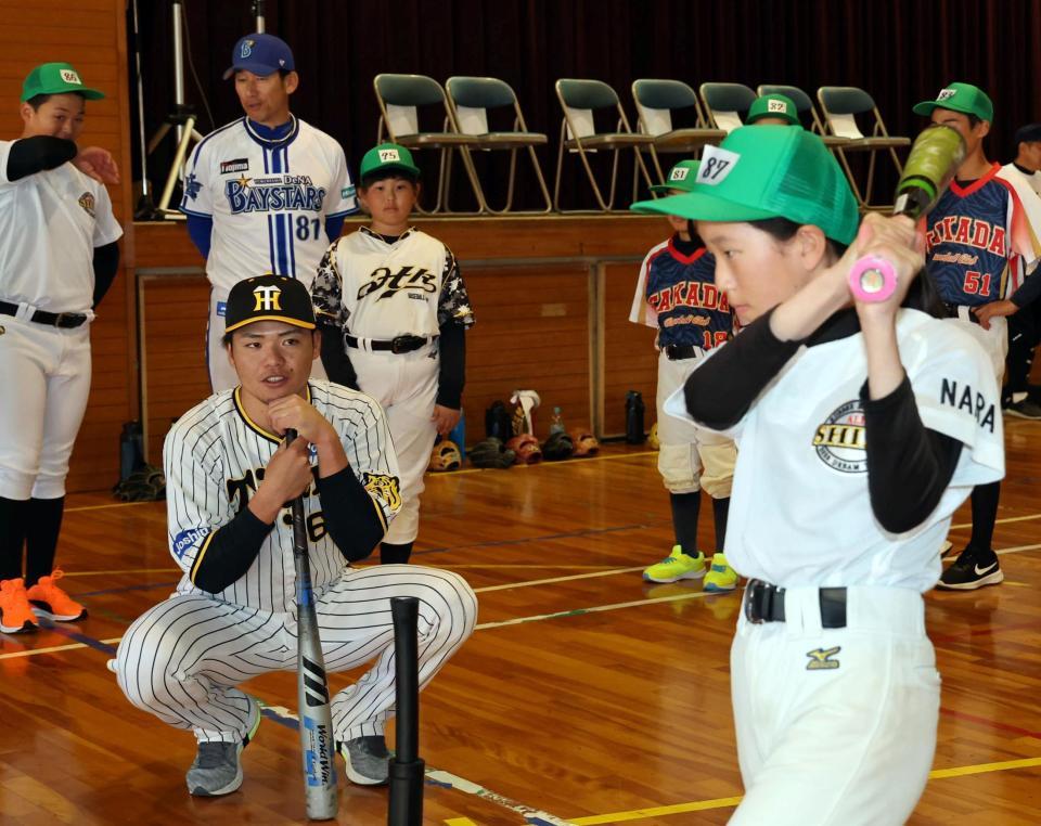 　打撃を見つめる小野寺（後方は三浦監督）＝撮影・山口登