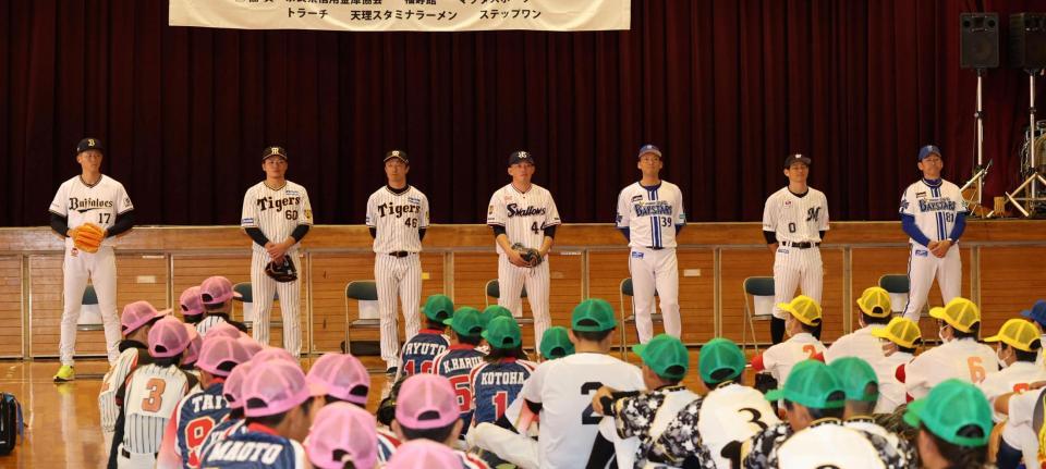 　プロ野球奈良県人会の野球教室で整列する左から）曽谷、小野寺、島本、大西、西浦、荻野、三浦監督（撮影・山口登）