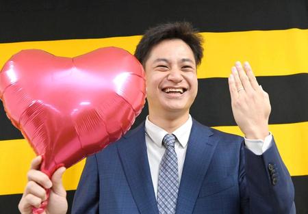 阪神・大竹　２０００万円→６７００万円＆結婚発表！幸せいっぱい更改　６年目の大躍進、夫人の支えが原動力に