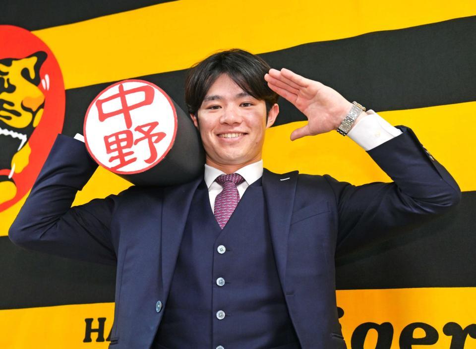 　契約更改を終えて笑顔を見せる中野（撮影・立川洋一郎）