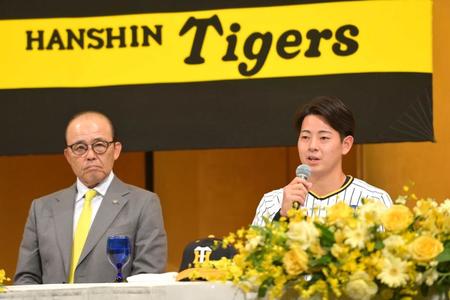 　岡田監督（左）の隣で意気込みを話す下村