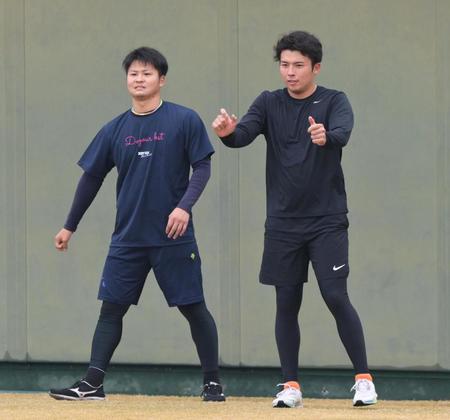 　鳴尾浜で初練習を行う椎葉（右）と松原（撮影・立川洋一郎）