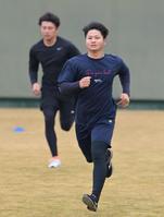 　走り込んで汗を流す松原（撮影・立川洋一郎）