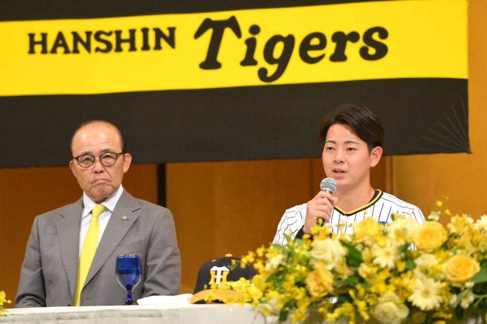 　岡田監督（左）の隣で意気込みを話す下村