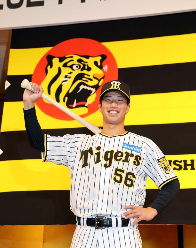 　笑顔でポーズを決める百崎（撮影・山口登）