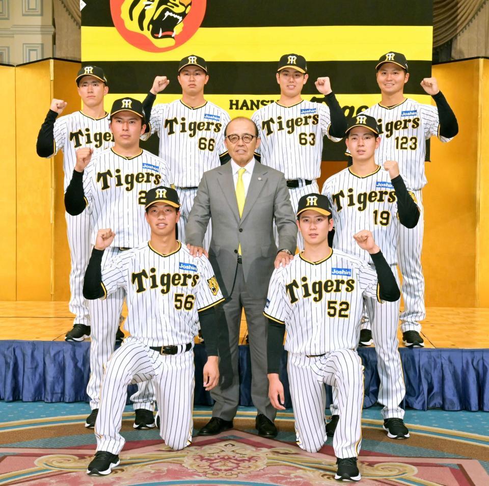 阪神タイガース　岡田監督　Family with Tigers ユニフォーム 新品 阪神タイガース Family with Tigersユニフォーム 岡田監督 新品