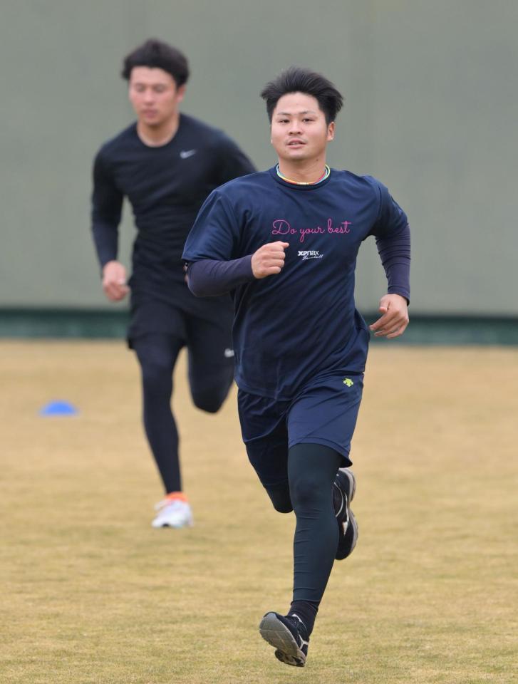 　走り込んで汗を流す松原（撮影・立川洋一郎）