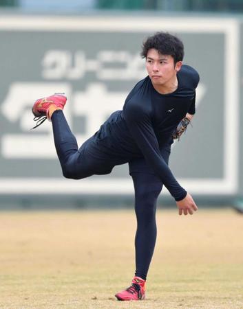 　キャッチボールをして調整する椎葉（撮影・立川洋一郎）