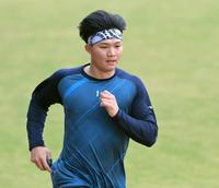 　走り込んで汗を流す森下（撮影・立川洋一郎）