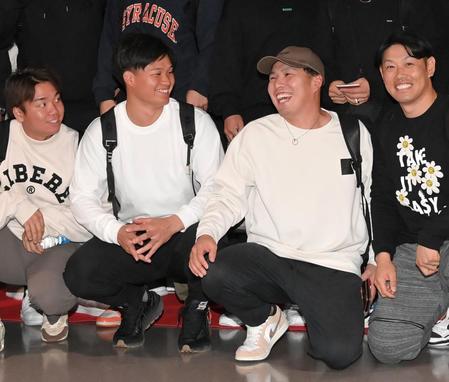 　現役ドラフトで巨人への移籍が決まった馬場（中央右）と談笑する森下（同左）＝撮影・高部洋祐