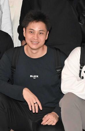 　ハワイ出発前に笑顔を見せる大竹