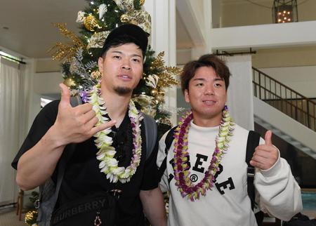 　ホテルに到着し、ポーズを取る佐藤輝（左）と村上（撮影・中田匡峻）