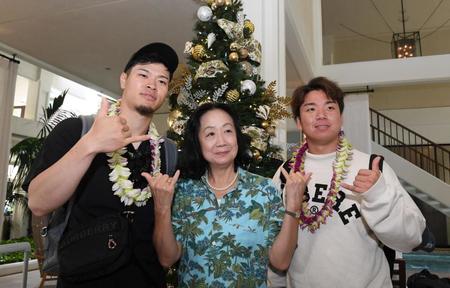 　ホテルに到着し、関係者と写真に納まる佐藤輝（左）と村上（右）＝撮影・中田匡峻