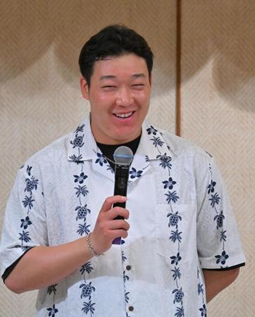 　１２月１９日に誕生日を迎える大山は壇上で笑顔を見せながら話す（撮影・中田匡峻）