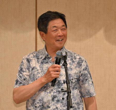 　笑顔で壇上に上がる平田ヘッドコーチ（撮影・中田匡峻）