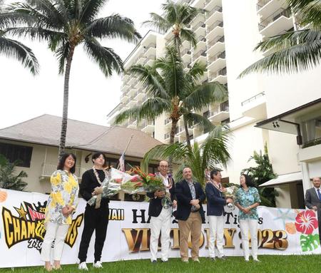 　到着セレモニーで花束を受け取った中野（左から２人目）、岡田監督（同３人目）＝撮影・中田匡峻