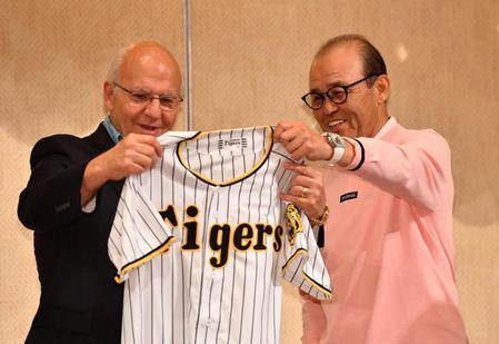 　リック・ブランジャルディホノルル市長（左）に阪神のユニホームをプレゼントした岡田監督（撮影・中田匡峻）