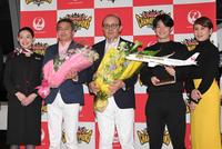 　日本航空関係者らと記念写真に納まる百北球団社長（左から２人目）、岡田監督（中央）、中野（右隣）