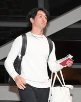 　パスポートを手に搭乗口へ向かう近本（撮影・高部洋祐）