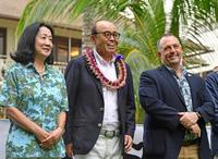 　笑顔を見せる岡田監督（中央）。右はハワイ洲知事のジョシュ・グリーン氏（撮影・中田匡峻）