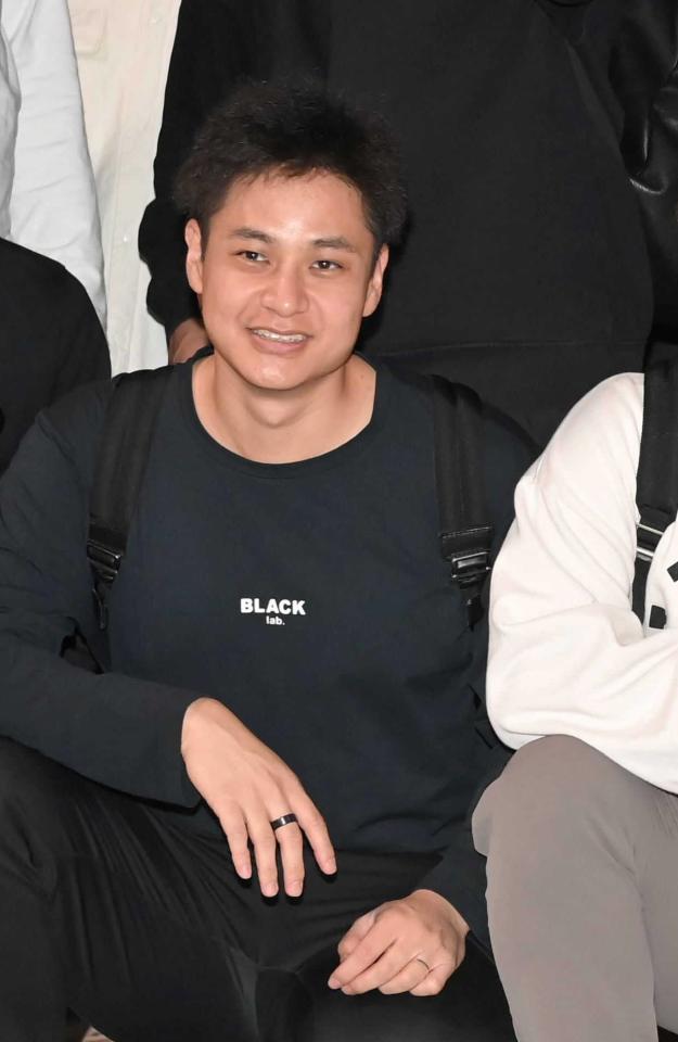 　ハワイ出発前に笑顔を見せる大竹