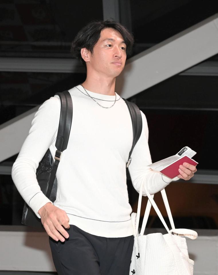 　パスポートを手に搭乗口へ向かう近本（撮影・高部洋祐）