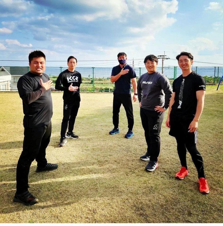 　沖永良部島で自主トレを行った近本（右端）とサポートを続けている山田朗人さん（左から２人目）（提供写真）