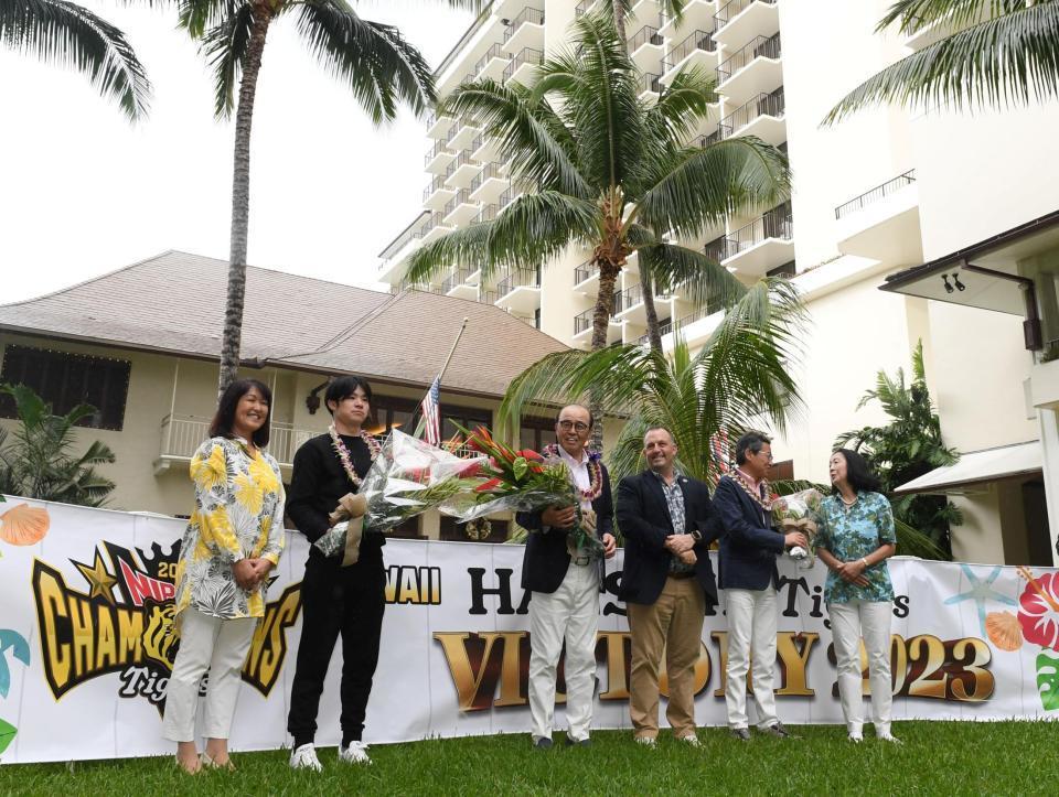 　ホテルに到着し、花束を受け取った中野（左から２人目）、岡田監督（同３人目）＝撮影・中田匡峻