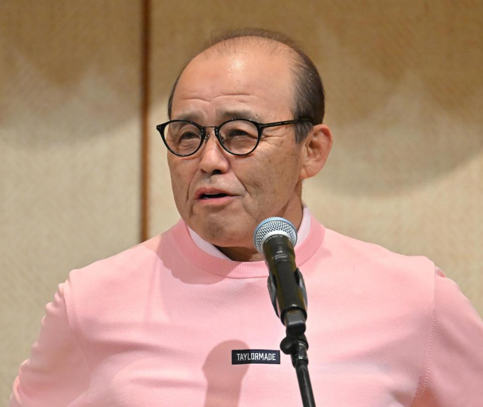 　壇上であいさつをする岡田監督（撮影・中田匡峻）