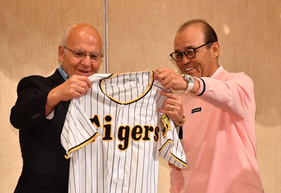 　リック・ブランジャルディホノルル市長（左）に阪神のユニホームをプレゼントした岡田監督（撮影・中田匡峻）