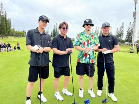 【写真】阪神・佐藤輝　ハワイでのゴルフスタイルがめちゃド派手　ひときわ目立ちすぎなアロハシャツ
